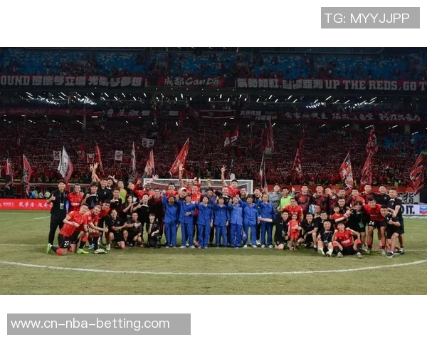 足球快讯：最新赛事动态分析与精彩瞬间回顾，助你掌握球场风云变幻